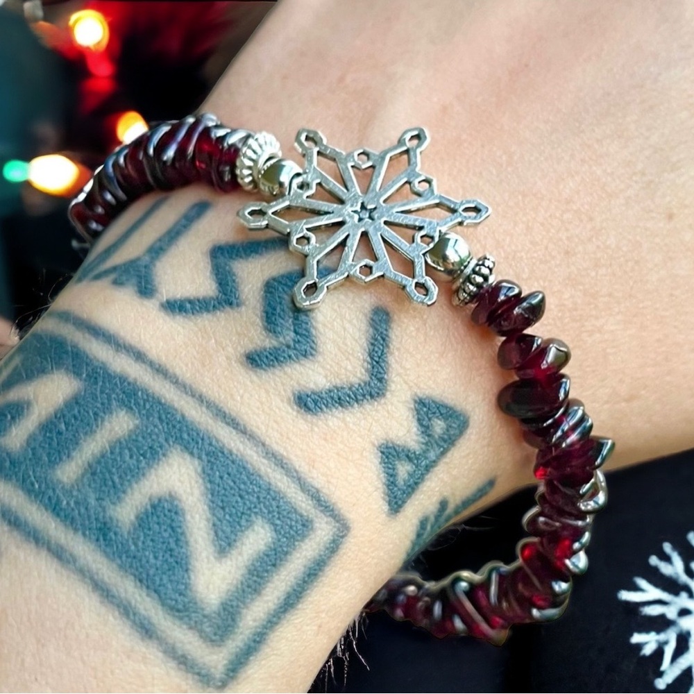 Snow flake dark red garnet gemstones chips bracelet .